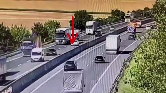 VIDEO: Desivé zábery z D1. Vodič v plnej rýchlosti narazil do cestárov, ani nebrzdil