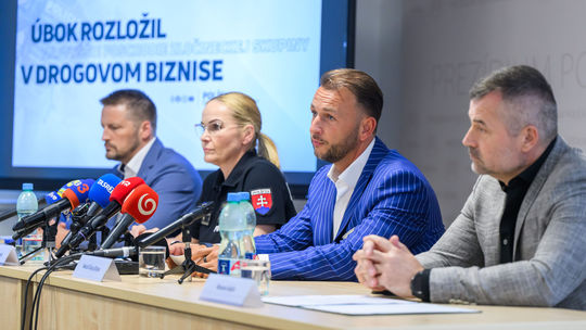 Na Slovensko prúdili tony drog, policajti po obrovskej razii obvinili deväť ľudí z medzinárodného gangu