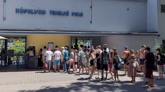Bratislavské kúpaliská predlžujú otváracie hodiny, magistrát pre horúčavy skracuje pracovný čas
