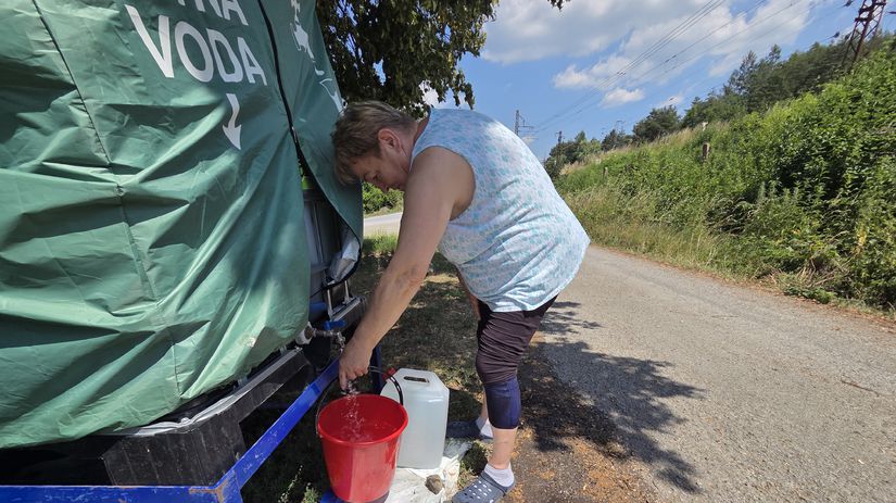 Obyvateľka Ruskova naberá vodu z nádrže, ktorú...