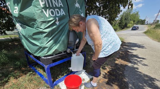 Vodu nosia vo vedrách, deti kúpu u príbuzných. Dve obce pri Košiciach bojujú so suchom
