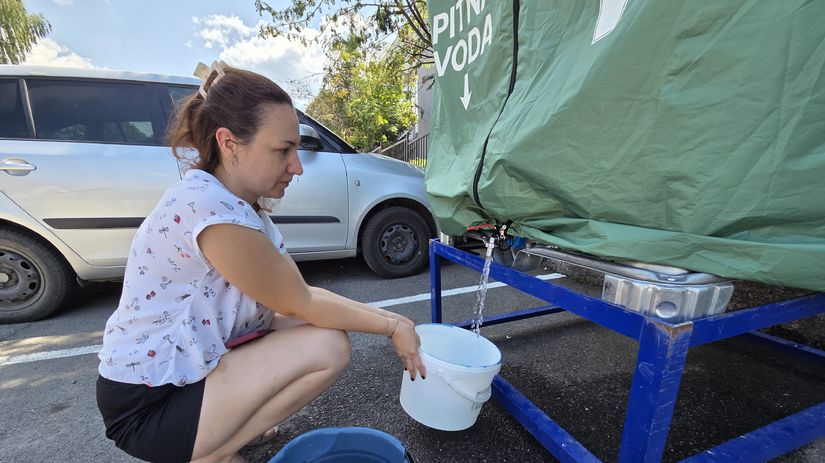 Obyvateľka Ruskova naberá vodu z nádrže, ktorú...