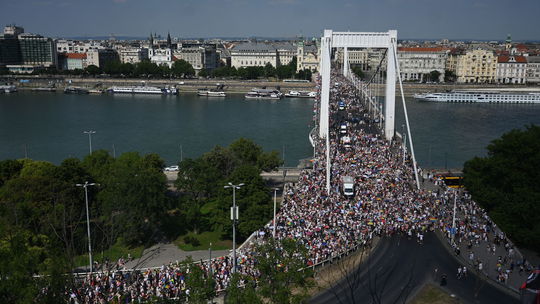 Budapešť zaplavili dúhové vlajky. Prvý Pride po Orbánovej porážke prilákal desaťtisíce ľudí