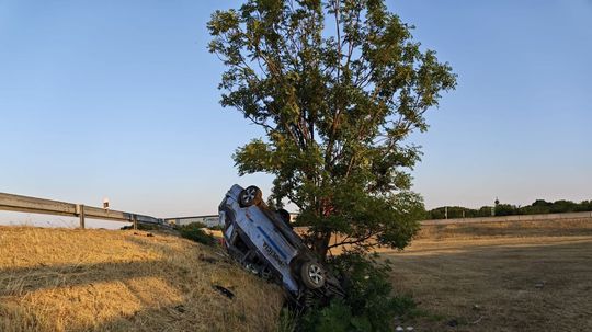 Policajné auto havarovalo na D1 pri Senci. Po náraze skončilo prevrátené na streche