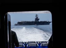 Warship / Navy aircraft carrier USS Nimitz /