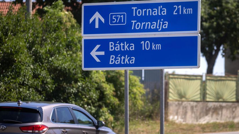 Dvojjazyčné tabule inštalovali aj v okolí Tornale.