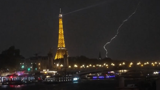 VIDEO: Blesky nad Eiffelovou vežou predviedli nočné divadlo. Paríž po 41-stupňovej páľave schladil dážď