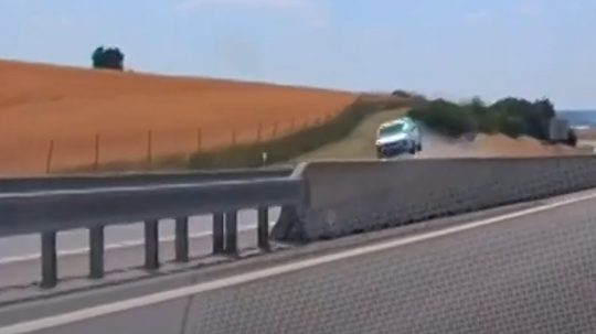VIDEO: Rýchlo a zbesilo do vzduchu. Na R1 lietalo auto