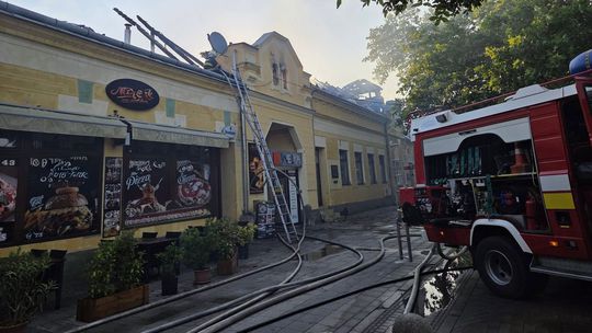 FOTO: Obrovský požiar v centre Štúrova: Plamene zničili strechu komplexu, škody rátajú v miliónoch