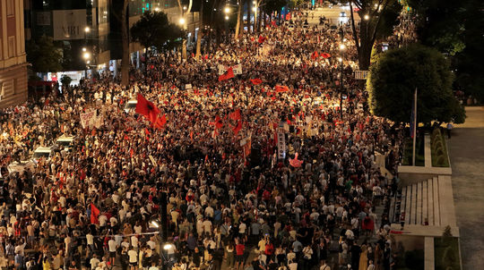 Polícia zadržala demonštrantov, ktorí hádzali vajcia na autá albánskych poslancov