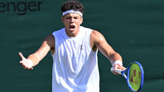 Senzácia vo Wimbledone. Piaty tenista sveta neprešiel cez prvé kolo, Zverev sa v ňom vytrápil